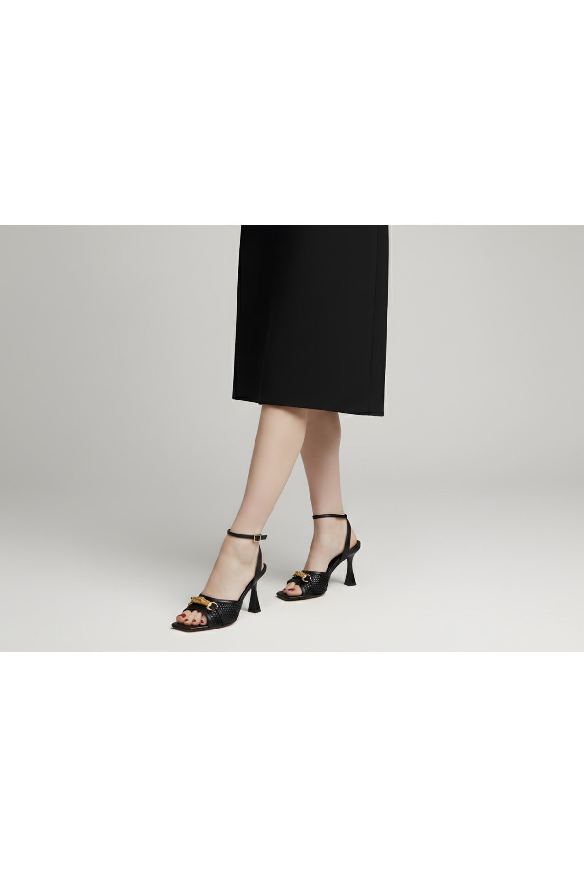 MORONE Kadın Siyah Hakiki Deri Görünümlü Gold Aksesuarlı Kadeh Topuklu Sandalet