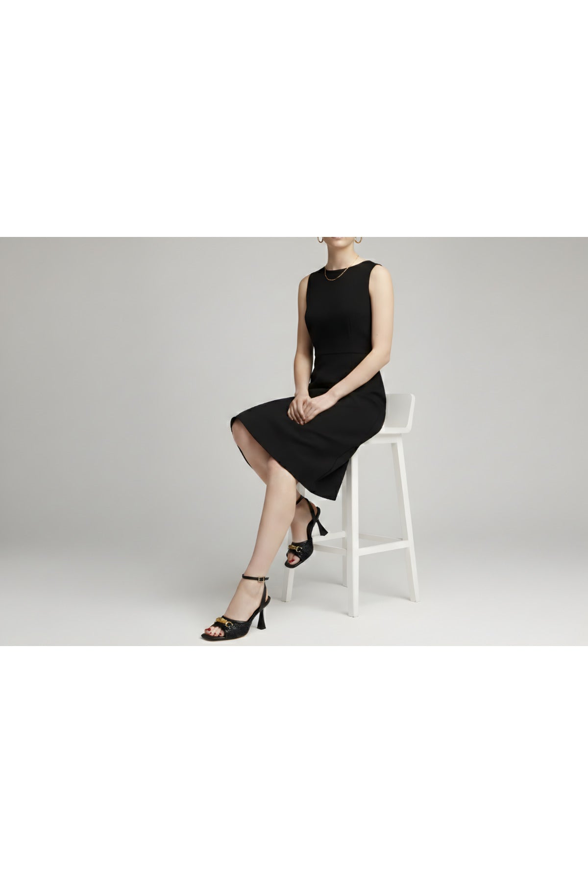 MORONE Kadın Siyah Hakiki Deri Görünümlü Gold Aksesuarlı Kadeh Topuklu Sandalet